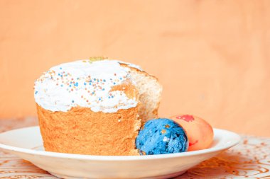 Masanın üzerinde Paskalya kek