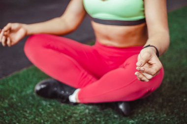 Kadın esneme hareketleri yapıyor.