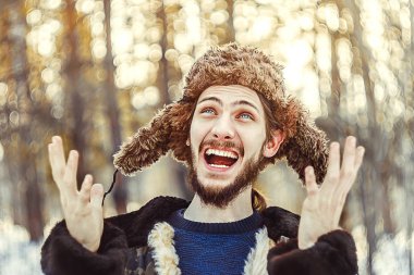 güzelliğini ile şapkalı adam