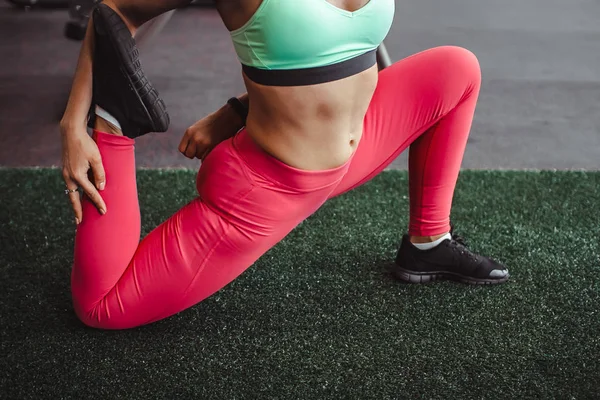 Mujer haciendo estiramiento — Foto de Stock