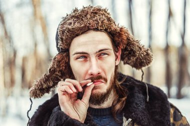 güzelliğini ile şapkalı adam