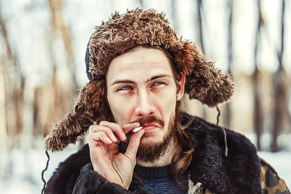 Der Mann mit dem Hut mit Ohrenklappen — Stockfoto