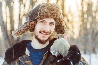 bir adam bir işaret sınıf gösterir