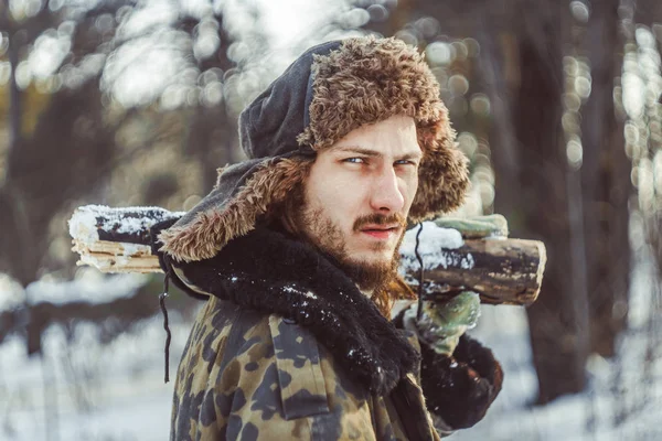 Der Mann mit dem Hut mit Ohrenklappen — Stockfoto