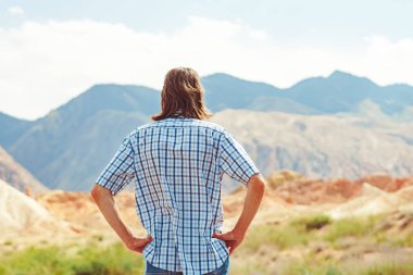 dağlar bir arka plan üzerinde duran adam