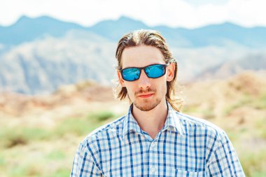 dağlar bir arka plan üzerinde duran adam