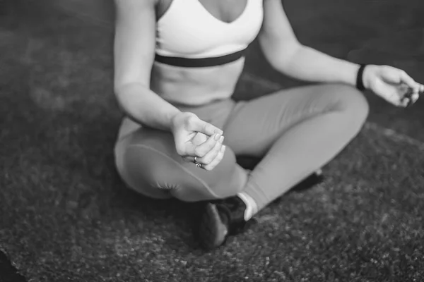 Mujer haciendo estiramiento —  Fotos de Stock