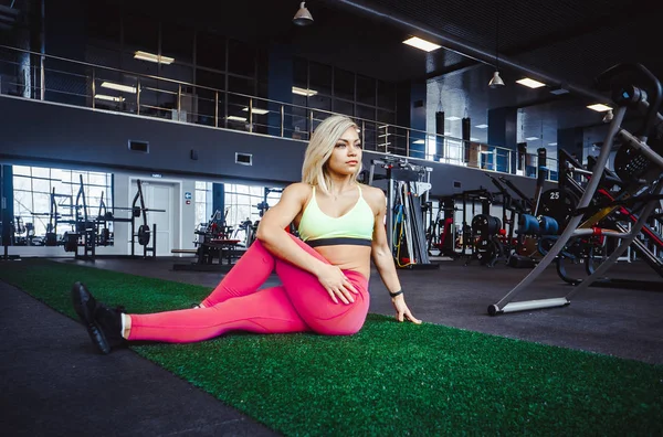 Mujer haciendo estiramiento — Foto de Stock