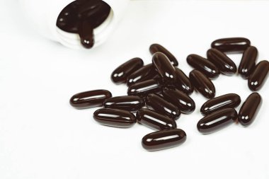 İlaçlar masaya saçıldı.