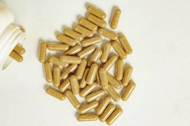 İlaçlar masaya saçıldı.