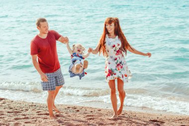 Aile ile çocuk deniz kenarında