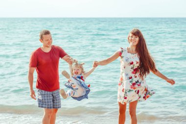 Aile ile çocuk deniz kenarında