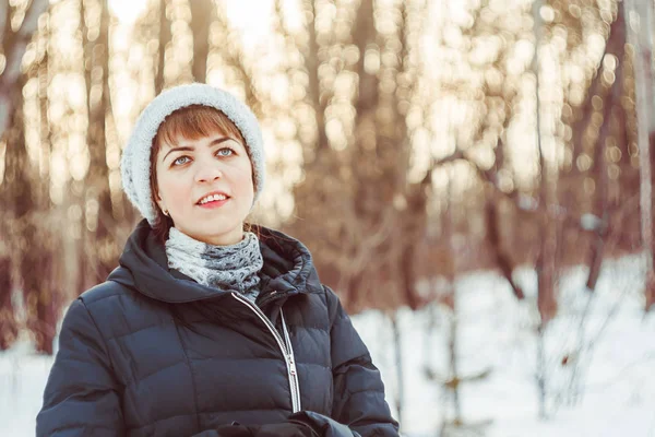 Chica invierno en el bosque —  Fotos de Stock