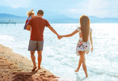 Aile ile çocuk deniz kenarında