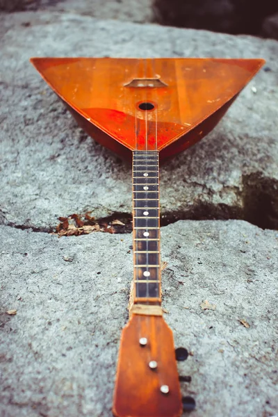 Народний музичний інструмент Балалайка на дерев'яному фоні — стокове фото