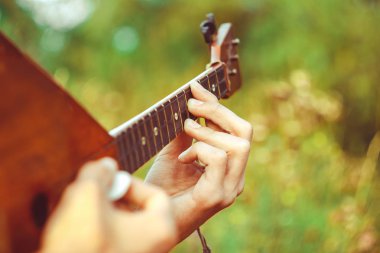 Balalayka oynayan adam