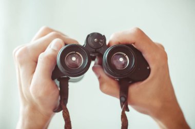 adam tutarak dürbün