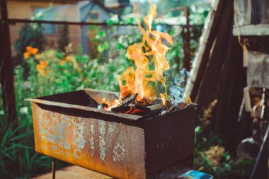 Izgarada yangın var.