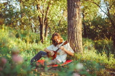 Balalayka oynayan adam