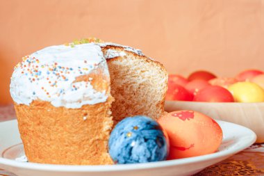 Masanın üzerinde Paskalya kek