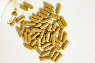 İlaçlar masaya saçıldı.