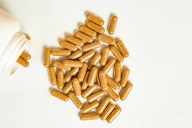 İlaçlar masaya saçıldı.