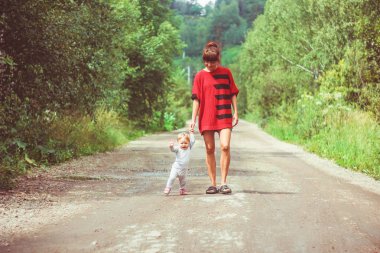 Çocuk çimenlerin üzerinde yürümeyi öğrenir