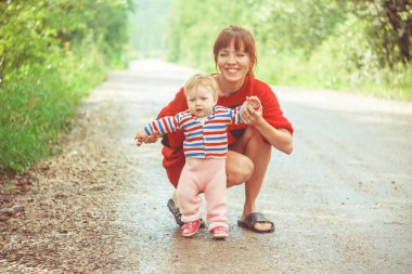 Çocuk çimenlerin üzerinde yürümeyi öğrenir