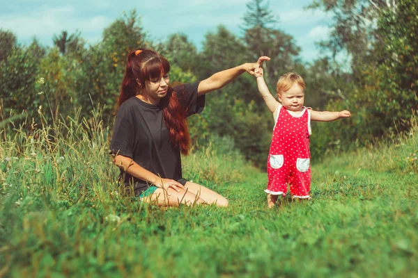 Mãe com filha na grama — Fotografia de Stock