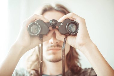 adam tutarak dürbün