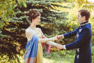 Doğa üzerinde akşam elbisesi güzel çift