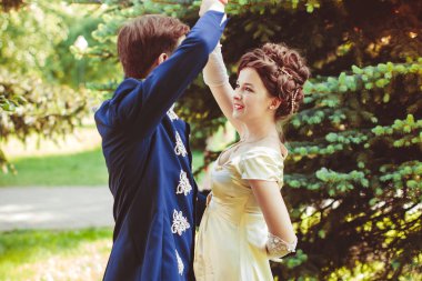 Doğa üzerinde akşam elbisesi güzel çift