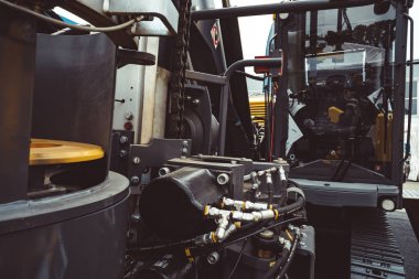 Rusya, Sibirya, Novokuznetsk, 5.06.2018 Fuar madenciliği: kamyon lastikleri yeni