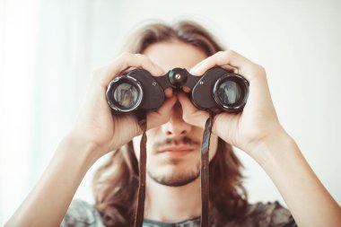 adam tutarak dürbün