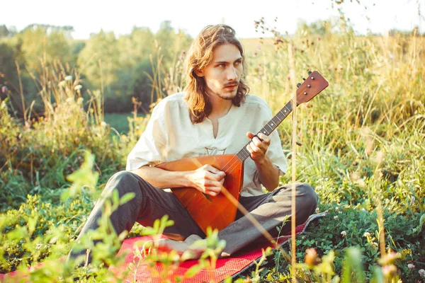 Man de balalaika spelen — Stockfoto