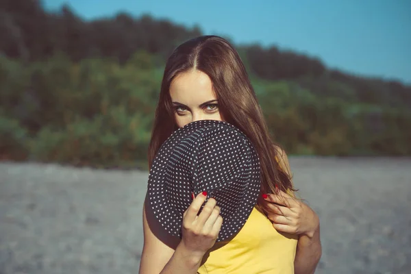 Chica en sombrero y camisa al atardecer — Foto de Stock