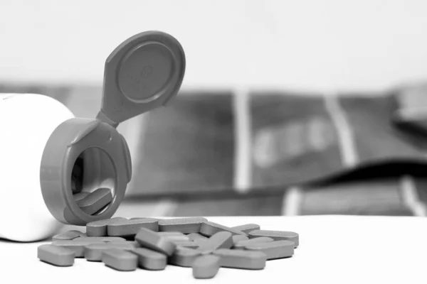 Pillole sparse sul tavolo — Foto Stock