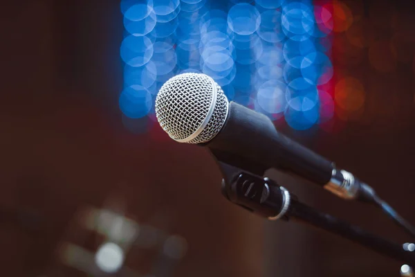 Micrófonos en la sala de conciertos — Foto de Stock