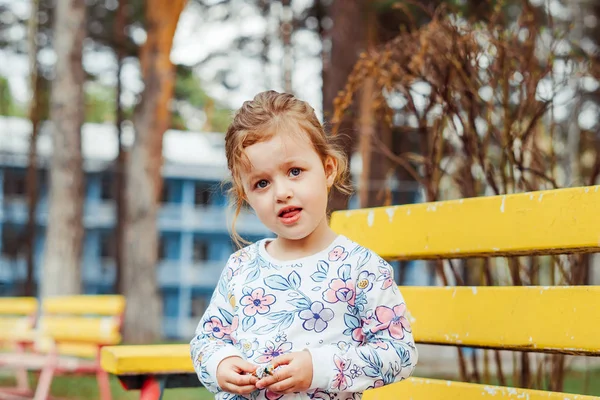 Bambina gioiosa per strada — Foto Stock