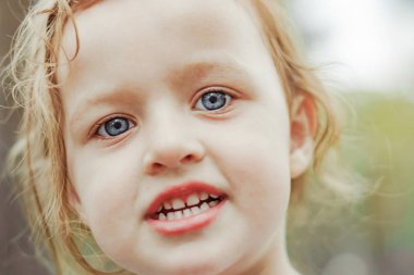 küçük kız sokakta neşeli