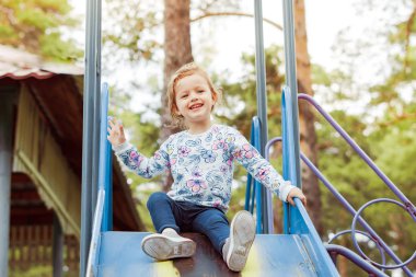 Çocuk oyun oynuyor.