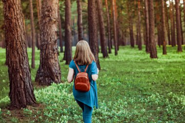 Ormanda yürüyen kız
