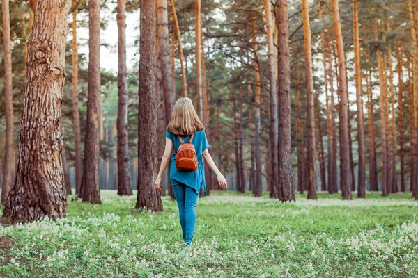 Menina andando na floresta — Fotografia de Stock