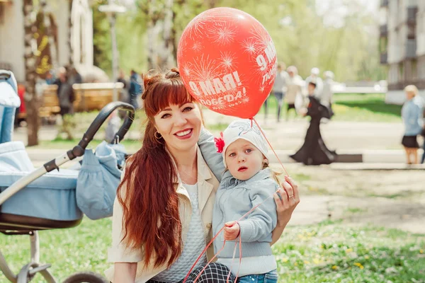 Anne ve kızı bir balon tutan — Stok fotoğraf