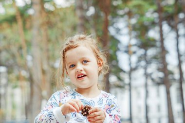 küçük kız sokakta neşeli