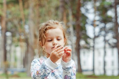 küçük kız sokakta neşeli