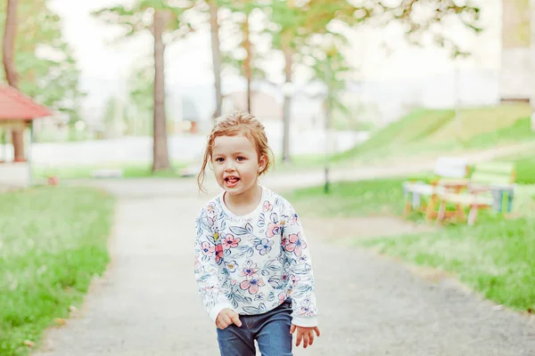 Klein meisje vreugdevolle op straat — Stockfoto