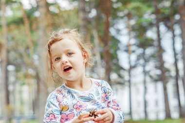 küçük kız sokakta neşeli