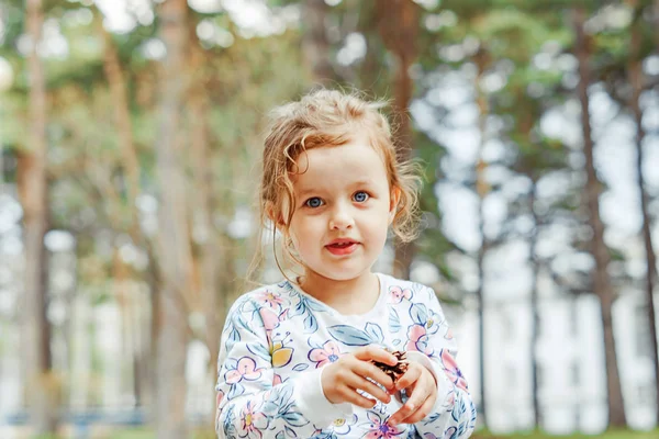 Bambina gioiosa per strada — Foto Stock