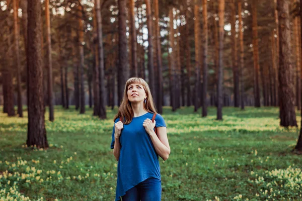 Dívka kráčí lesem — Stock fotografie